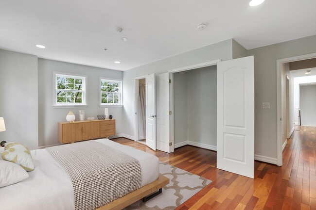 Building Photo - Gorgeous top-floor Eckington townhouse nea...