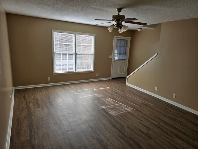 Building Photo - 2 bedroom 1.5 bath condo now available for rent in Dalton, Ga