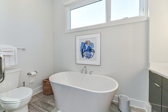 Building Photo - 1072 Kenilworth Ave