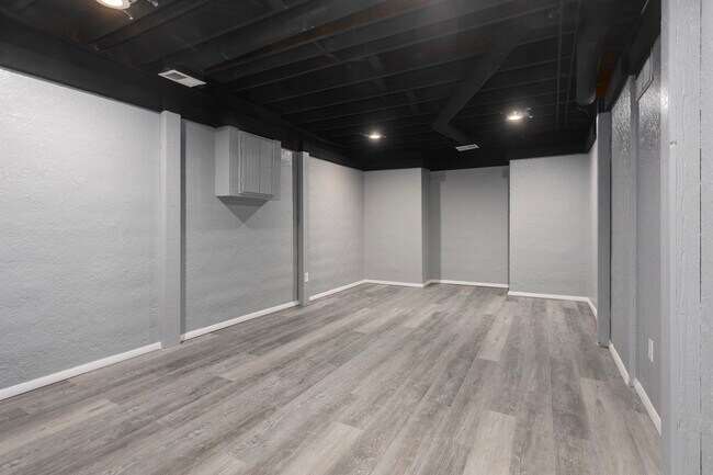 Building Photo - 577 NW Valleybrook Rd