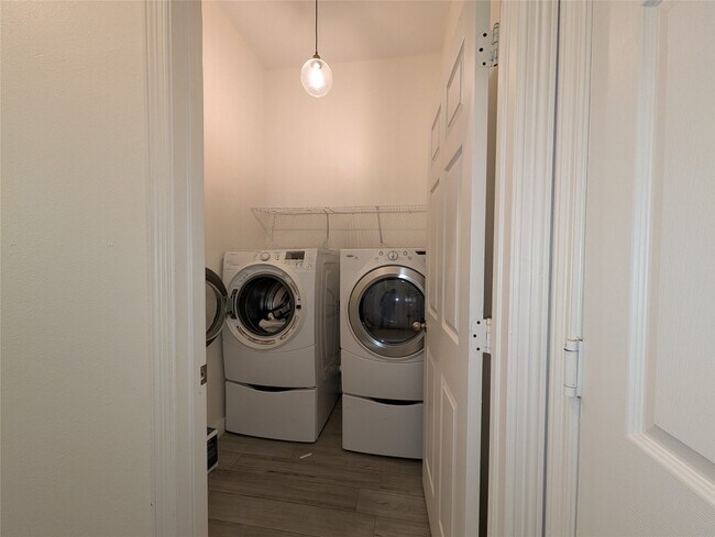 Building Photo - 913 Sweet Pine Dr