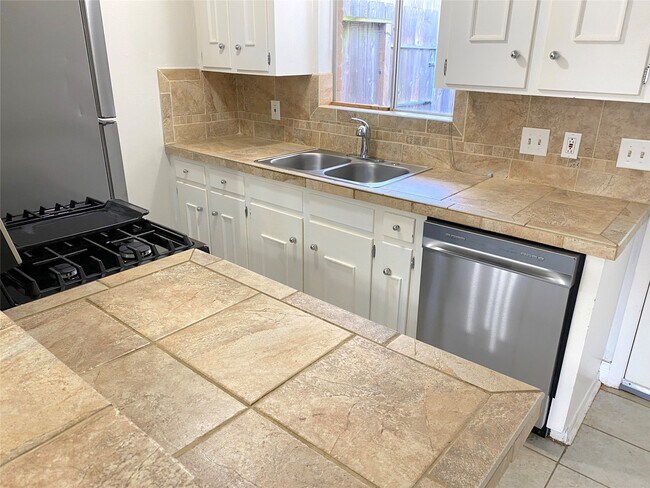 Building Photo - 10122 Shadow Wood Dr