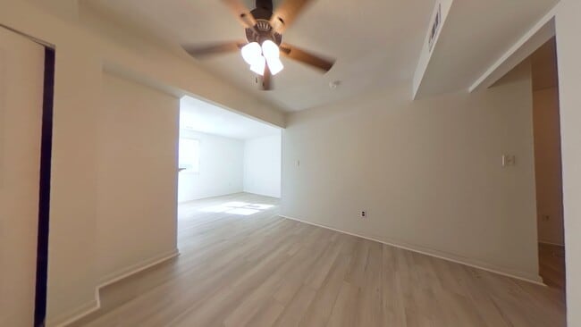 Building Photo - 3 Bedroom Town Home Near Mary Immaculate For Rent