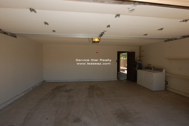 Building Photo - 5220 E Tamblo Dr