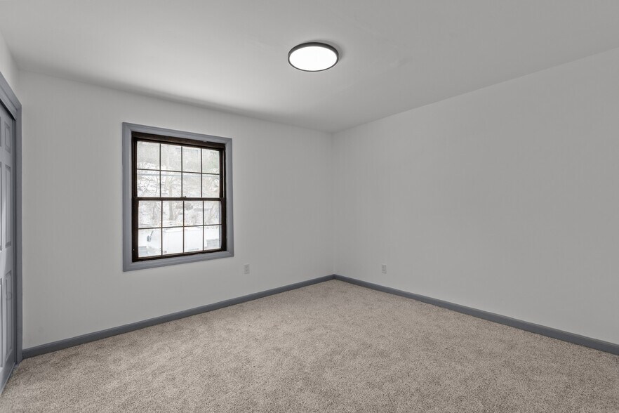 Building Photo - 546 Carriage Cir