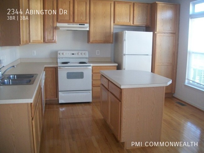 Building Photo - 3 Bed / 2.5 Bath Townhouse (Available 2/24...