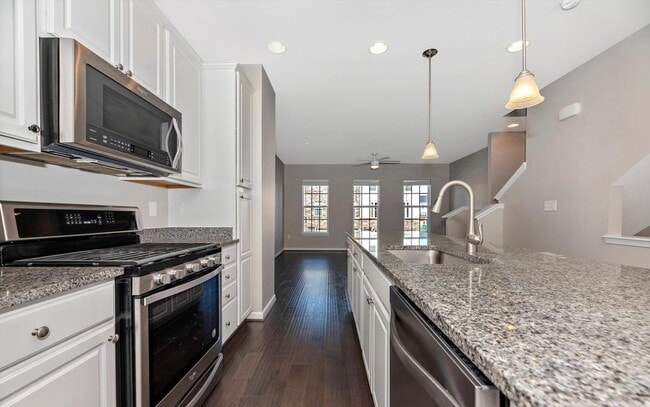 Building Photo - 3 level townhouse (newer construction) in Jefferson Place Community available early May!