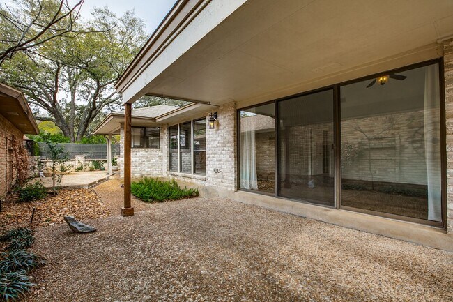Building Photo - RENOVATED 2-BEDROOM IN WHISPERING OAKS