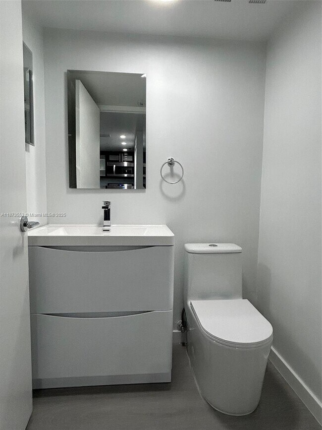 Building Photo - 540 Brickell Key Dr