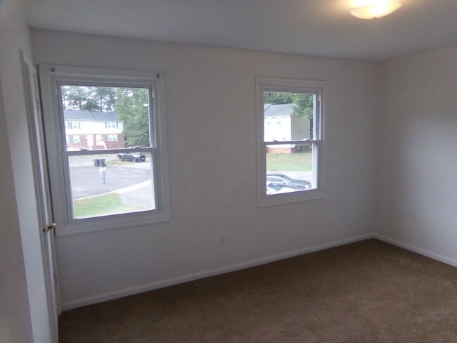 Building Photo - 2 BR Available in Prince George Commons To...