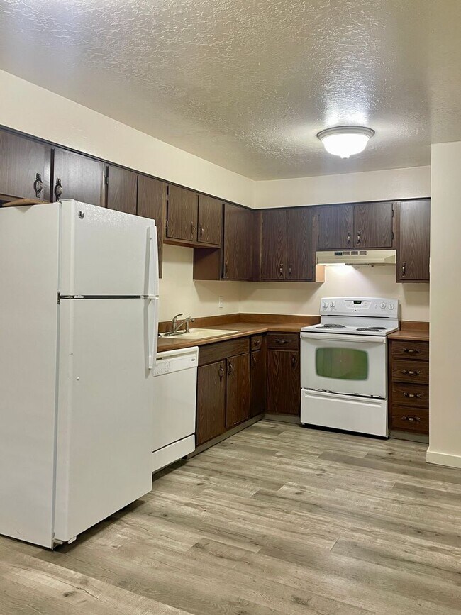 Building Photo - 188 N Pingree Ave