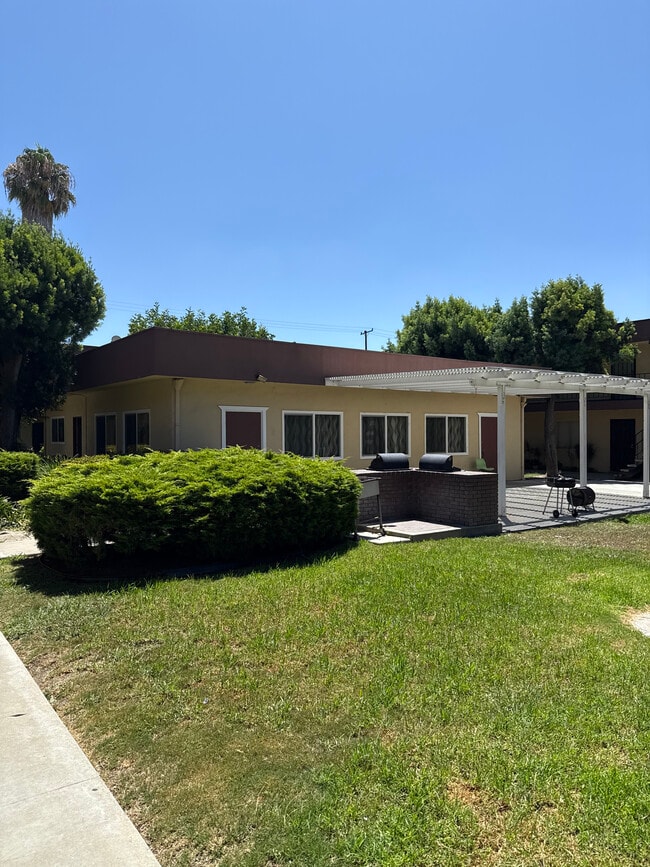 Community Center - 4700 Clair del Ave