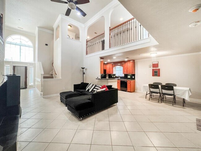 Building Photo - 5715 Ladonia St
