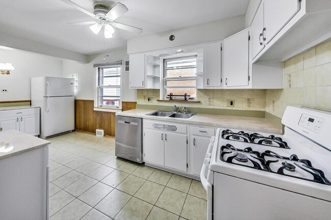 Building Photo - 6210 N Harding Ave