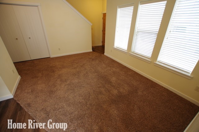 Building Photo - Beautiful 3 bed Townhome! Move In Ready!
