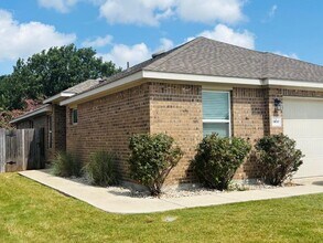 Building Photo - 1410 Walden Pond Dr
