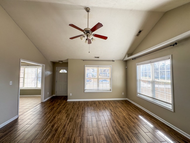 Building Photo - Lovely 3 Bed 2 Bath Home with Bonus Room