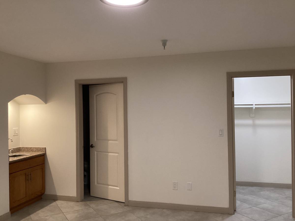 Building Photo - 723 1/2 N Kingsley Dr