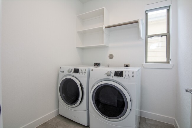 Building Photo - 462 S Centro Cir