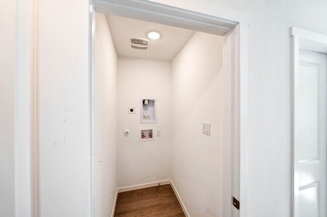 Building Photo - 1 MONTH FREE RENT WITH 18 - 24 MONTH LEASE!!! AVAILABLE THROUGH MAY ONLY! INTERNET INCLUDED!