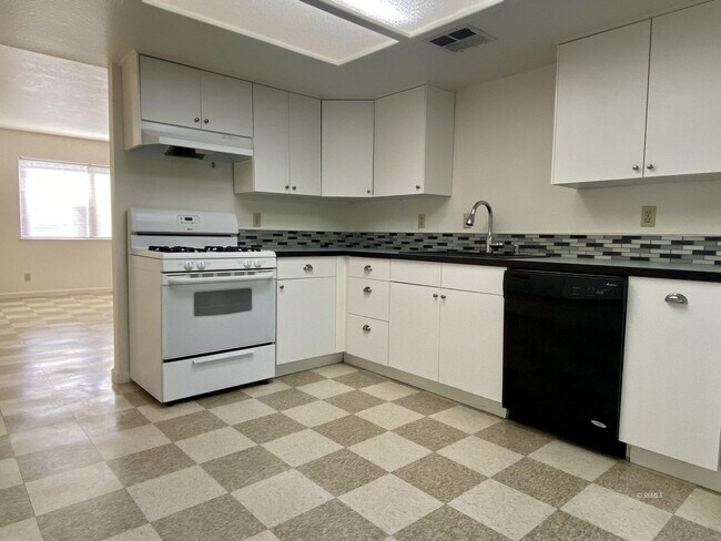 Building Photo - ATK1016-Placement