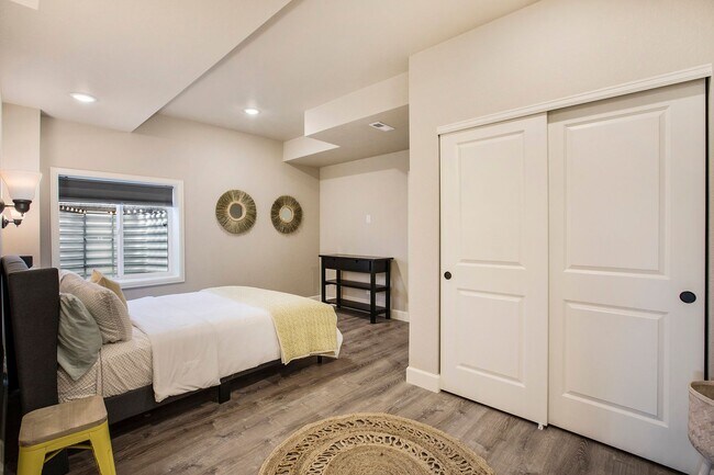 Building Photo - Elegant and spacious home with mountain vi...