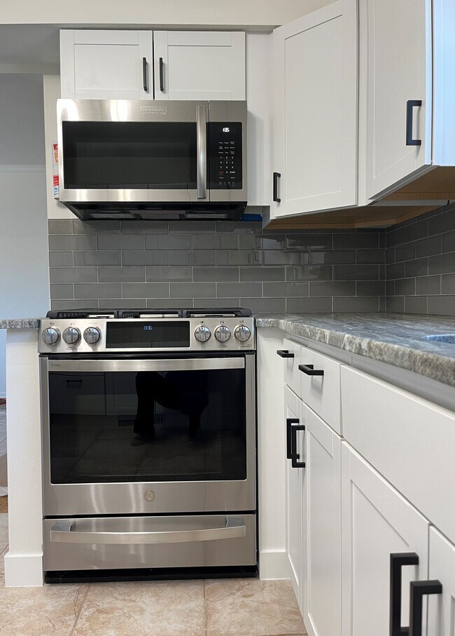 Building Photo - 5303 Meadowgreen Dr