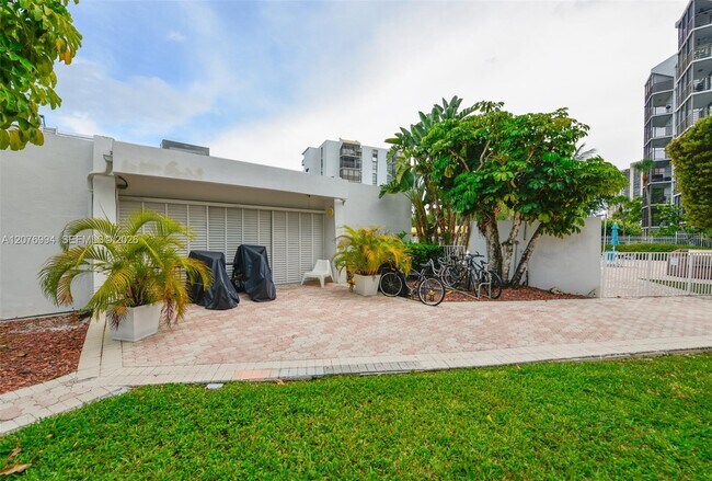 Building Photo - 20500 W Country Club Dr