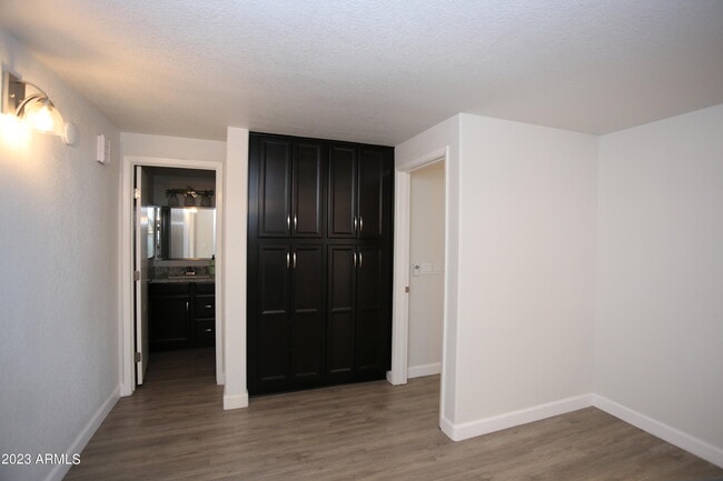 Building Photo - 924 E Manor Dr