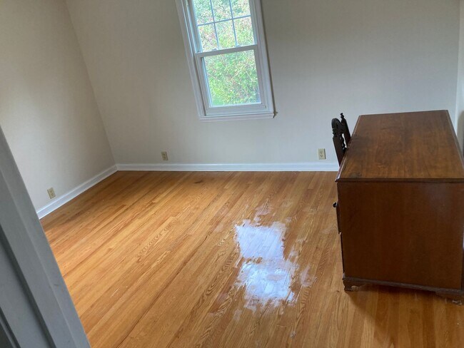 Building Photo - PRICE REDUCED! 2 Bedroom, 1 bath located i...