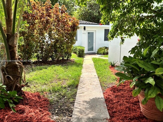 Primary Photo - 1933 SW 17th Ct