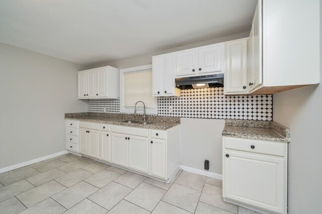 Building Photo - Spacious & Stylish – Fully Renovated 4BR H...