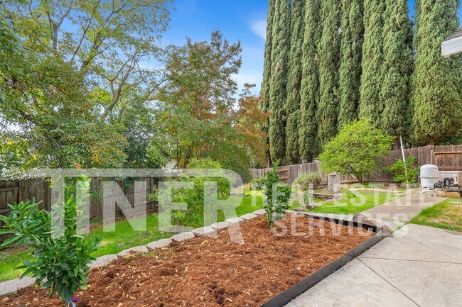 Building Photo - 3065 Cerro Cir