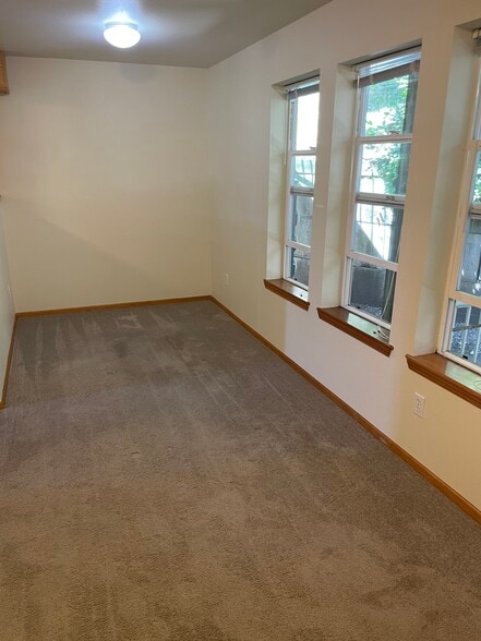 Building Photo - 303 Elwood Ct