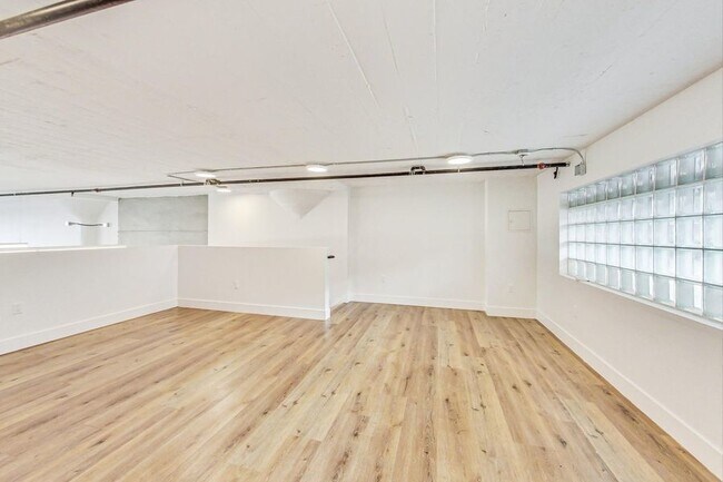 Building Photo - Two level loft with great light and ample ...
