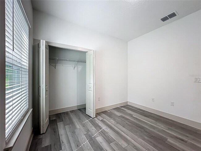 Building Photo - 1190 W Cary Dr