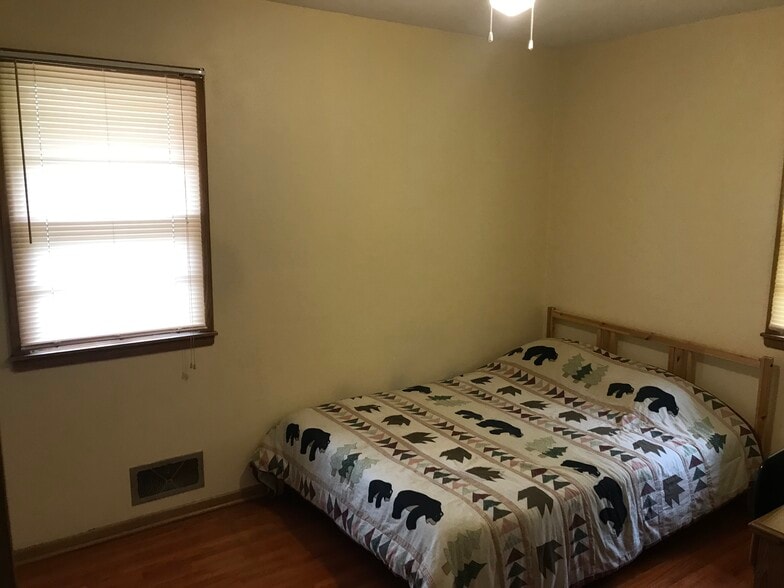 hardwood floors and a closet - 1590 Case Ave E