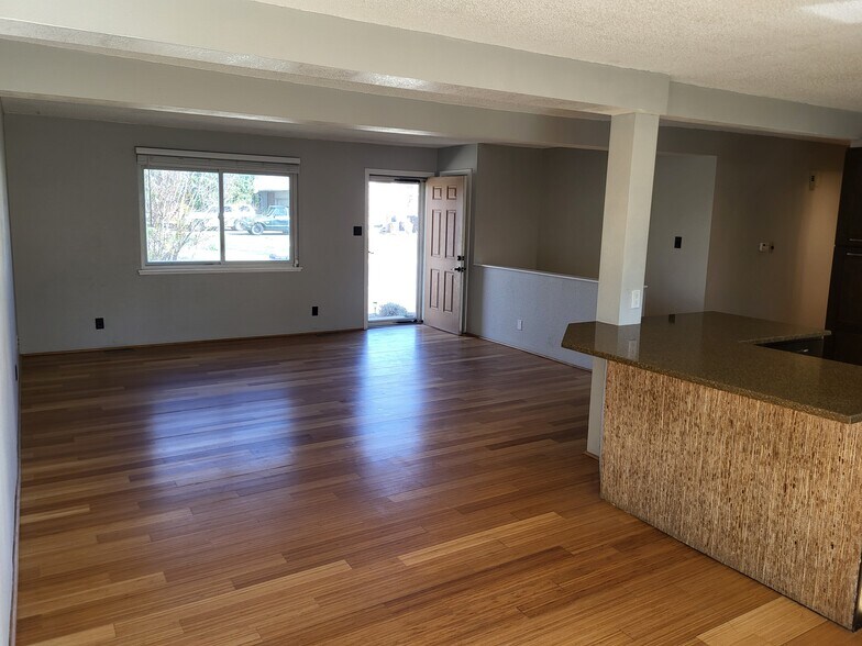 Building Photo - 1266 Aikins Way