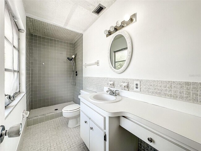 Building Photo - 3 Bedroom, 2.5 Bath home with upgraded kitchen, close to beaches, restaurants, and downtown!!