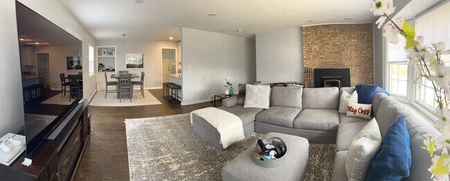 Building Photo - 8445 N Greenvale Rd