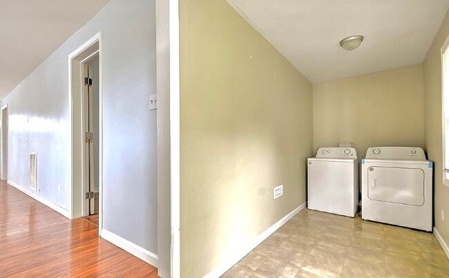 Building Photo - 1744 McGee St