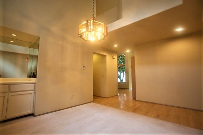 Building Photo - Beautiful 2 Story 3 Bed 2.5 Bath in Sammamish
