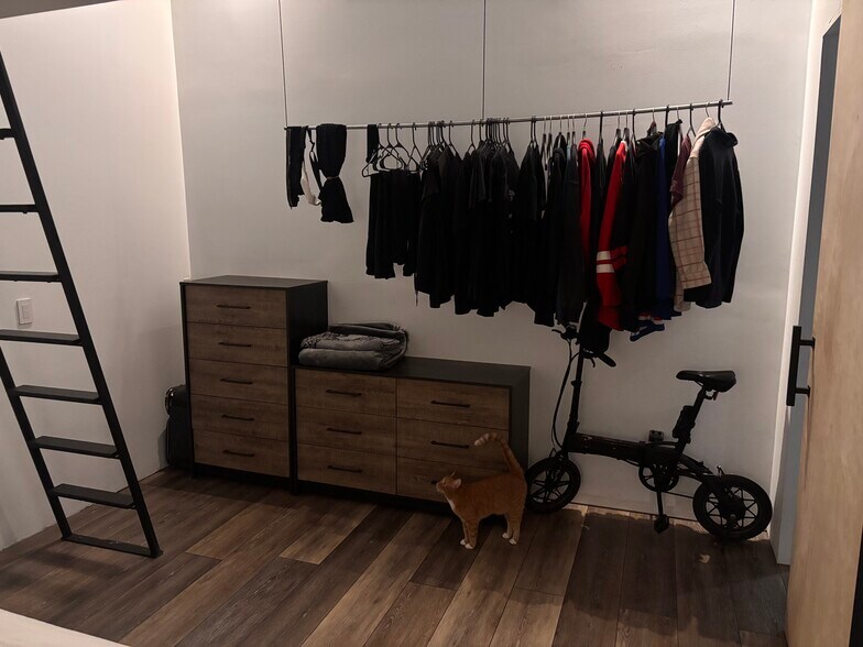 Open Concept Master Closet - 3323 N Paulina St