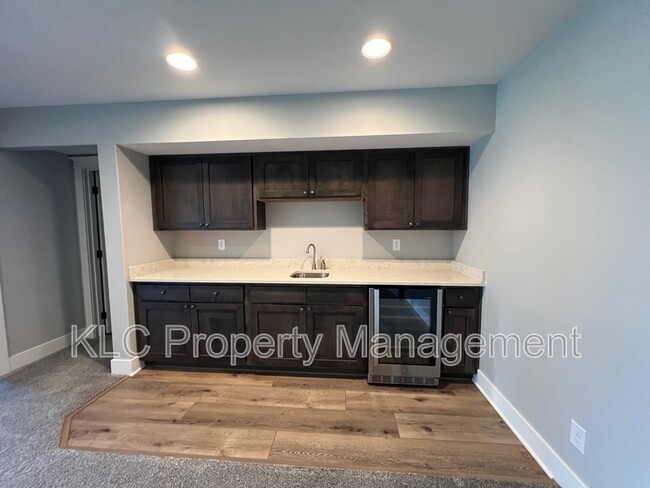 Building Photo - 2850 Sunflower Dr