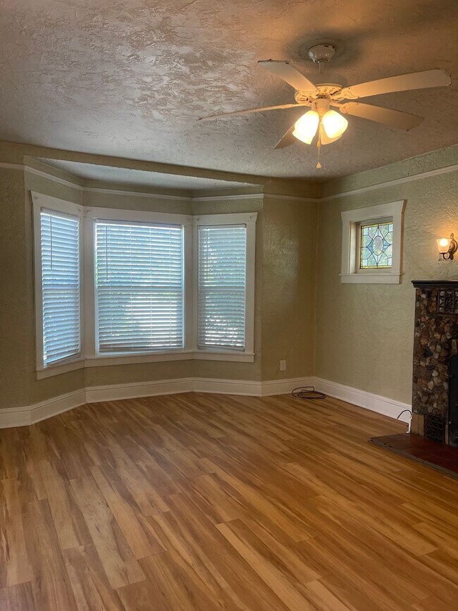 Building Photo - CHARMING 2 BED 1 BATH VICTORIAN HOME