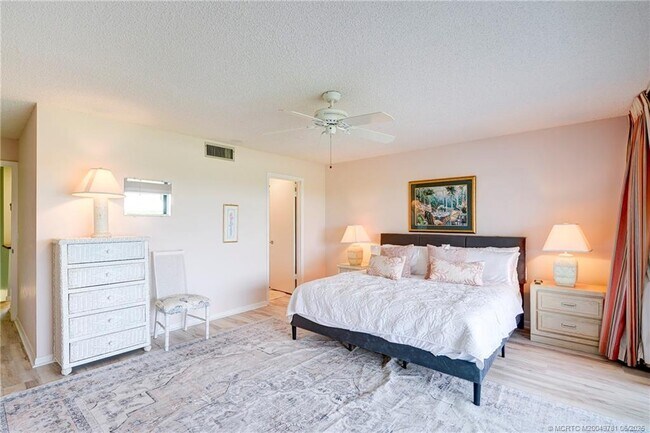 Building Photo - 5532 NE Gulfstream Way