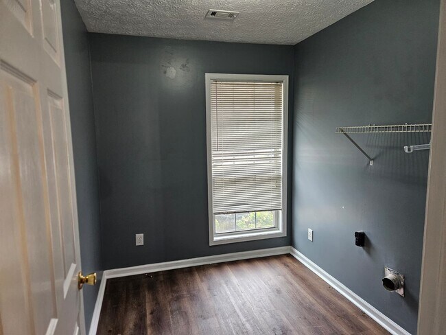 Building Photo - 379 Forest Park Dr