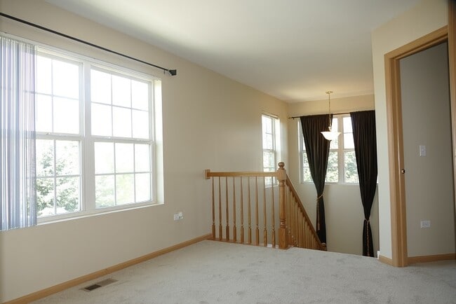 Building Photo - 237 S Oak Creek Ln