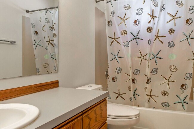 Building Photo - Sun-filled 3-bedroom, 3-bathroom single-fa...