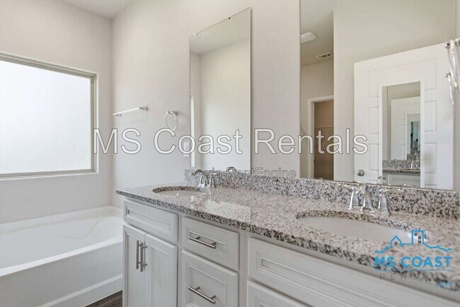 Building Photo - 5543 Overland Dr